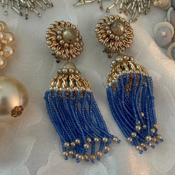 COLLECTION OF VINTAGE SEED BEAD & FAUX PEARL CLIP EARRINGS (4) - Picture 4 of 13